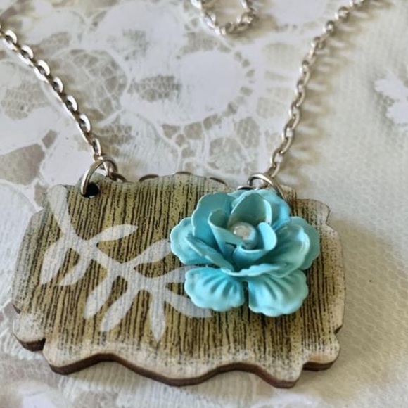 Rose necklace blue and light wood - Picture 2 of 10